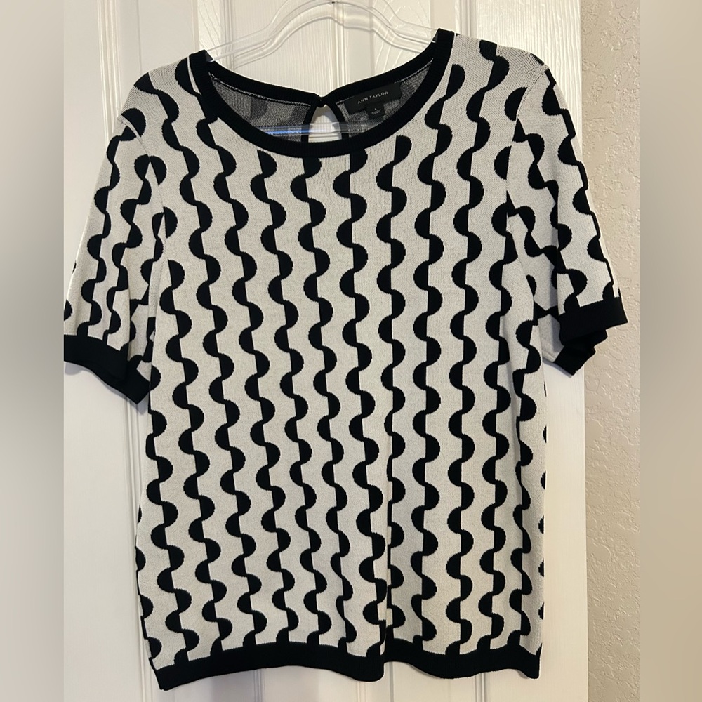 Ann Taylor Black and White Wave Pattern Top